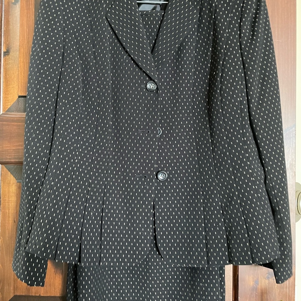 Le Suit 2 pc skirt suit NWT